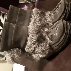 size 1y manitobah girls mukluks